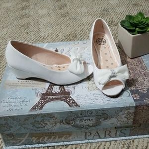 Kids heeled bow formal shoe